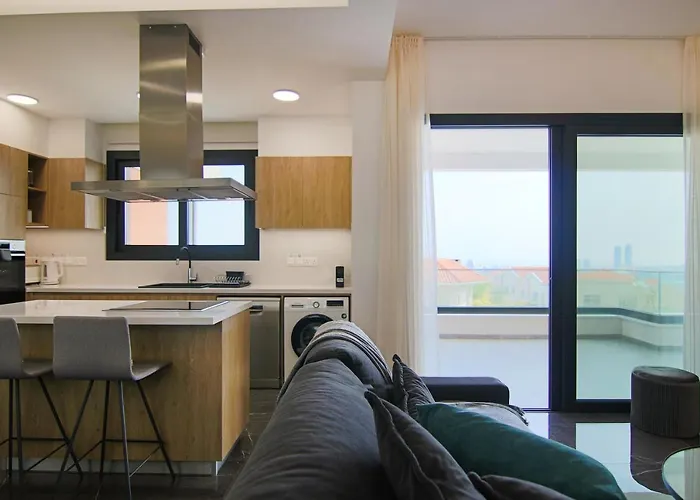 Phaedrus Living: Sea View Anna Residence 201